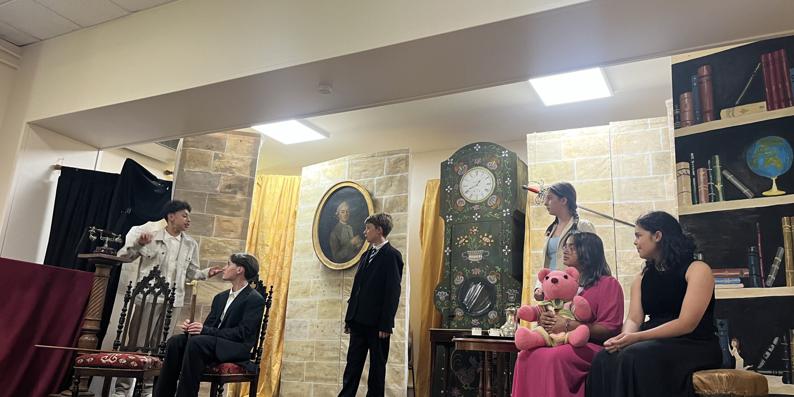 La pièce de théâtre de fin d’année au Cours Aliénor La pièce de théâtre de fin d'année au Cours Aliénor