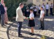 Remise d'uniforme pour une nouvelle élève lors de la rentrée 2026