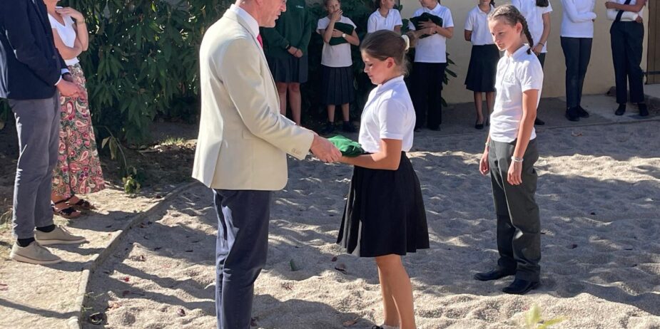 Remise d'uniforme pour une nouvelle élève lors de la rentrée 2026